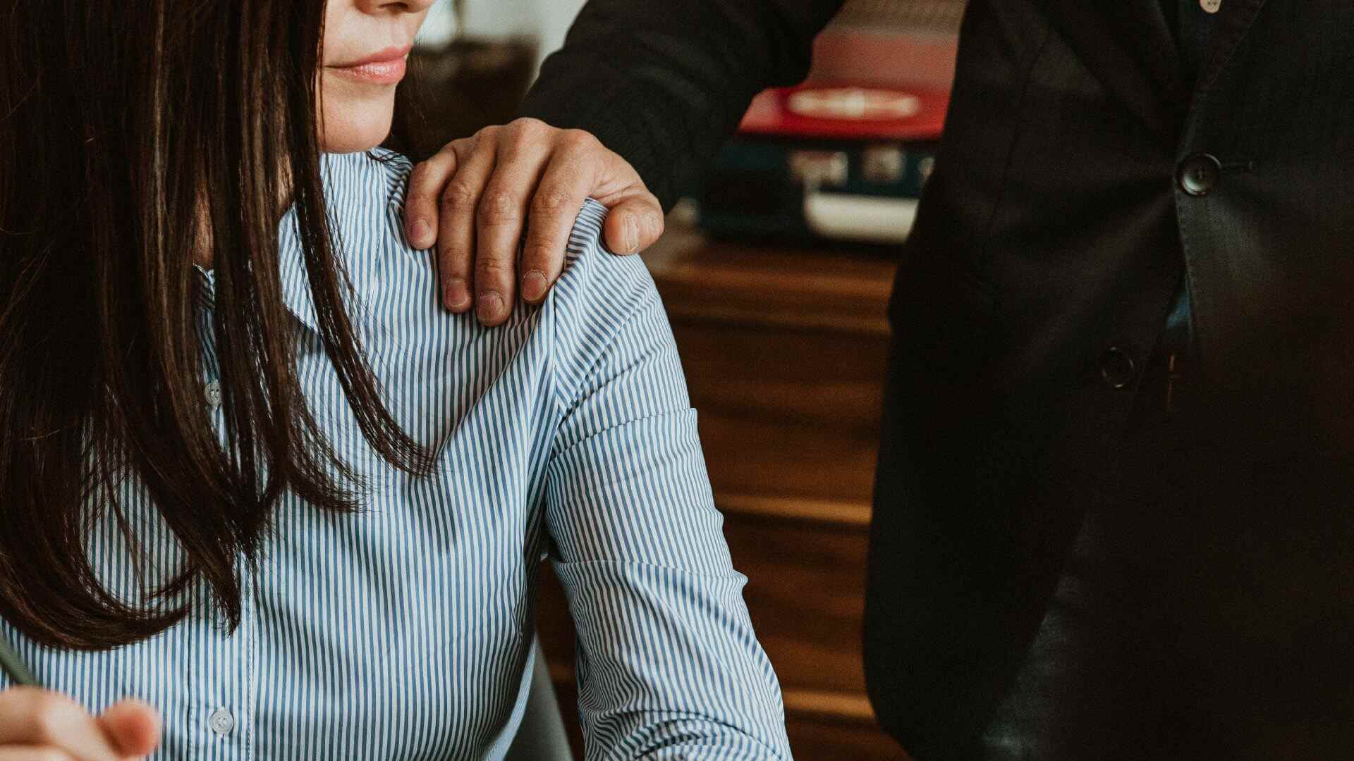 איך להתמודד עם הטרדה מינית בעבודה